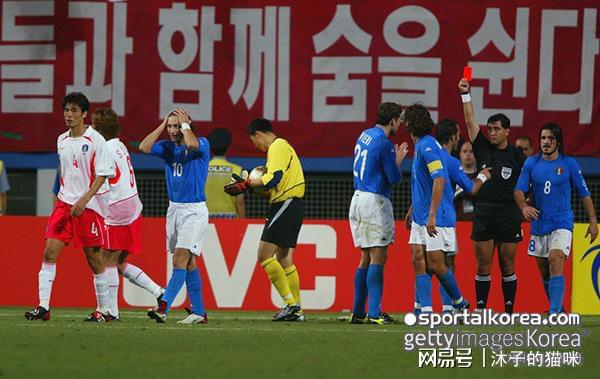 在2002年韩日世界杯16强赛中负责韩国和意大利的裁判拜伦·莫雷诺（53岁）重返赛场
